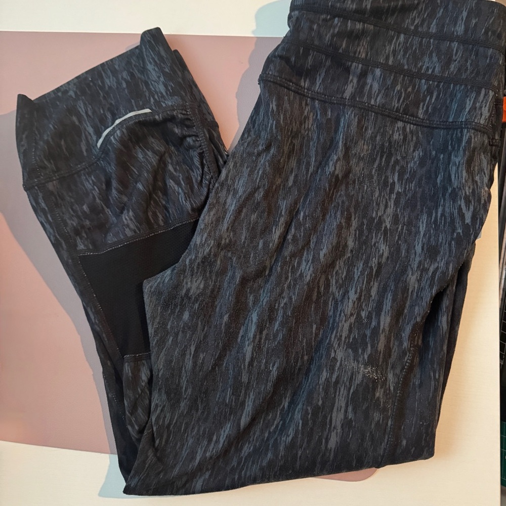 Athleta Black and Gray Patterned Capri Leggings